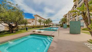 Een binnenzwembad en een verwarmd zwembad