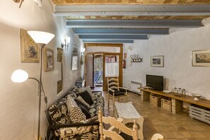 TV, fireplace - Holiday Home "Blava" with Wi-Fi (Orriols)