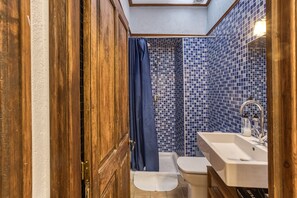 Regadera, secadora de cabello, toallas 