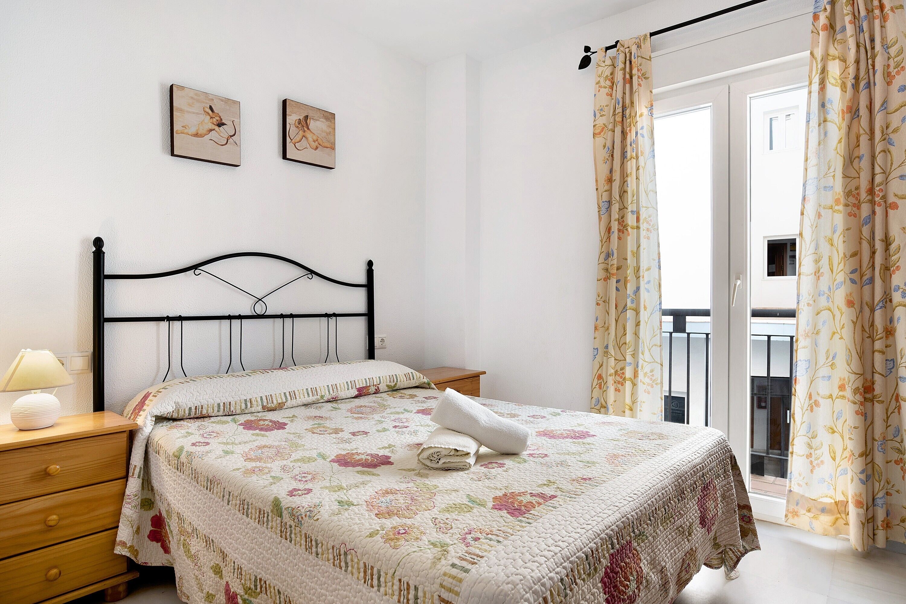 3 slaapkamers, een strijkplank/strijkijzer, gratis wifi, beddengoed
