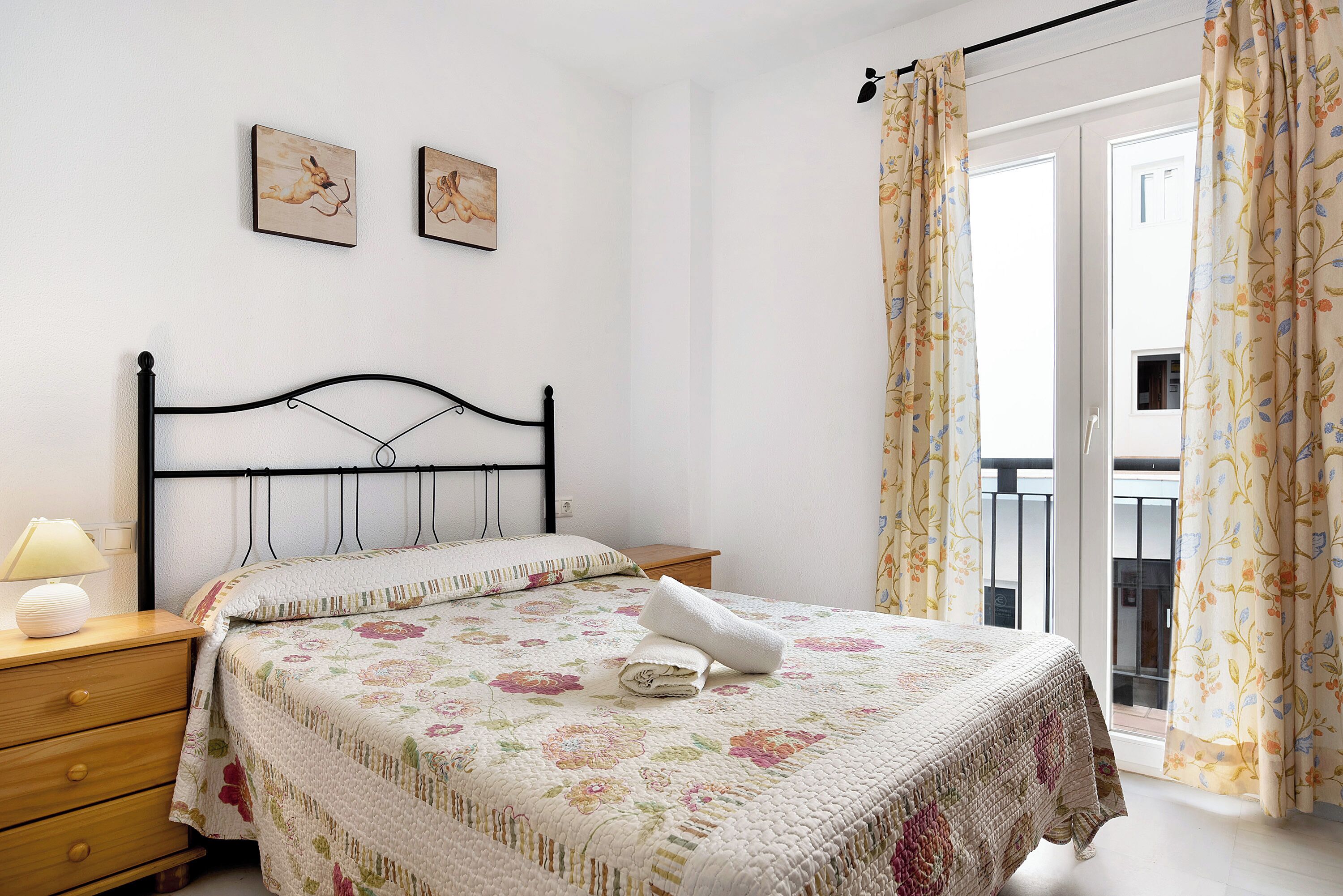 3 slaapkamers, een strijkplank/strijkijzer, gratis wifi, beddengoed