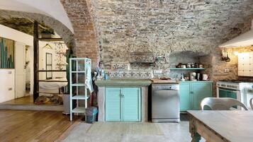 KĂŒhlschrank, Mikrowelle, Ofen, Herdplatte