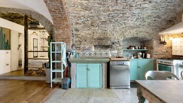 Frigorifero, microonde, forno, piano cottura