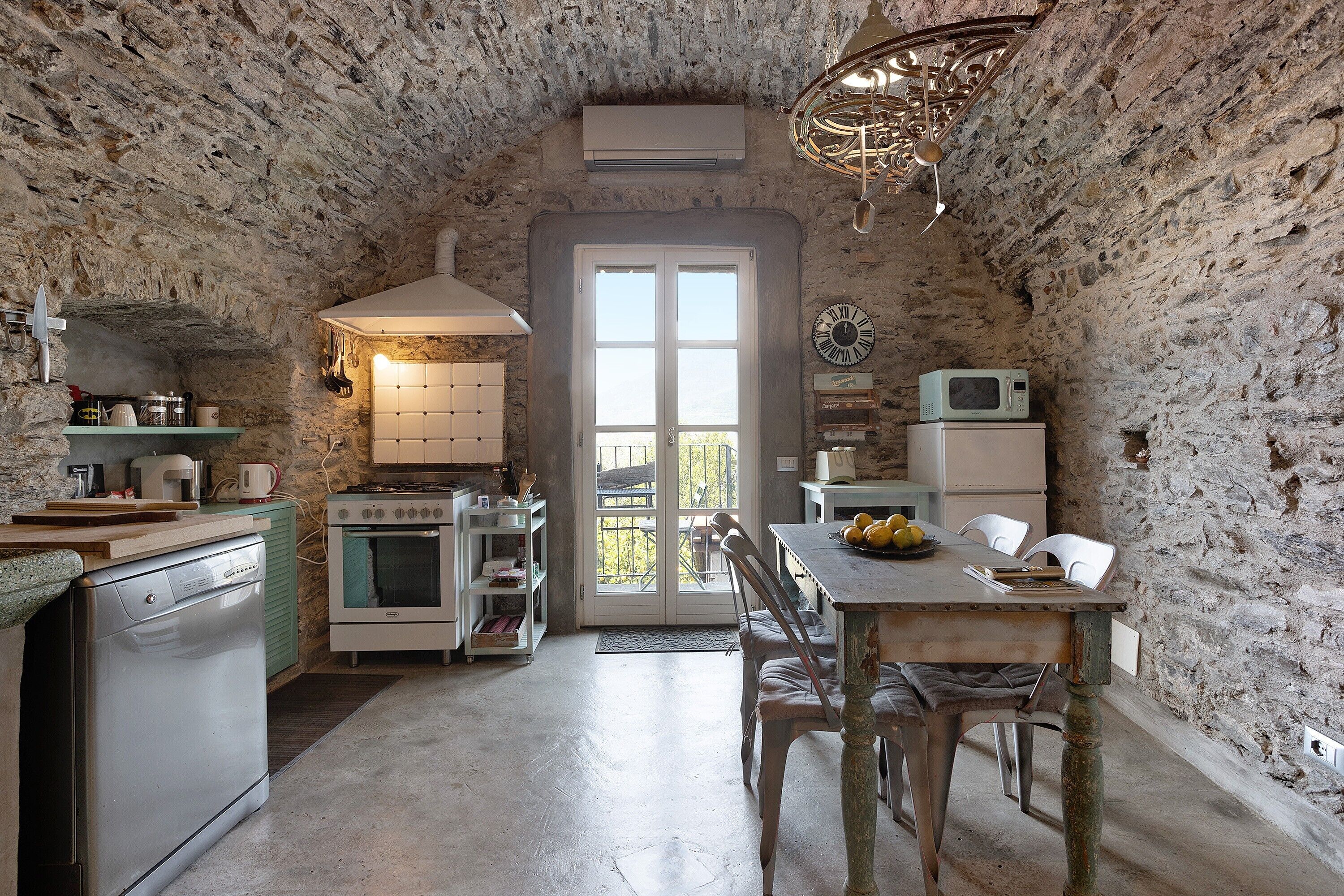 Frigorifero, microonde, forno, piano cottura