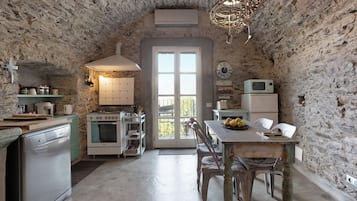 KĂŒhlschrank, Mikrowelle, Ofen, Herdplatte