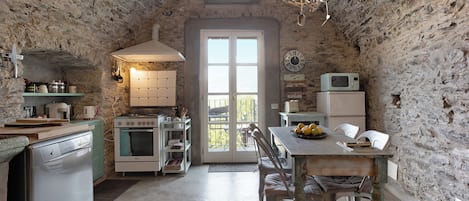 Frigorifero, microonde, forno, piano cottura