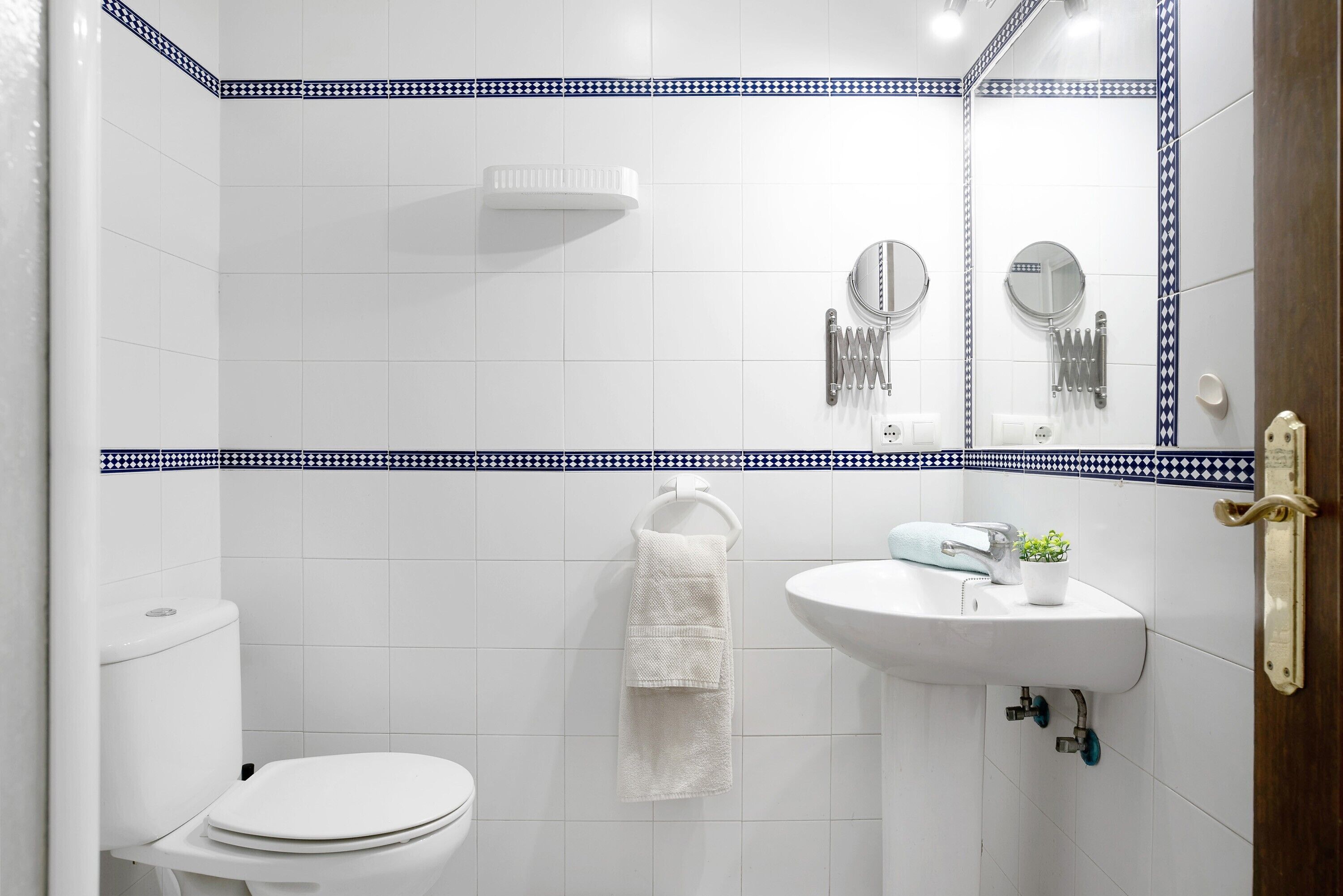 Ein Badezimmer mit Toilette, Waschbecken und Spiegel.