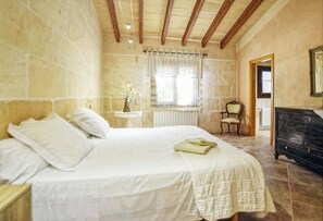 4 bedrooms, iron/ironing board, free WiFi, bed sheets - Holiday Home 'Ribas' with Mountain View, Wi-Fi and Air Conditioning (Santa Margarita)