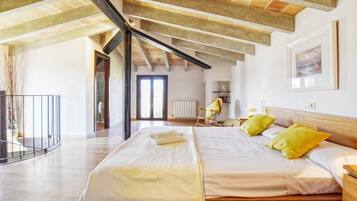 4 bedrooms, iron/ironing board, free WiFi, bed sheets