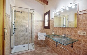 Bathtub, hair dryer, towels - Holiday Home 'Ribas' with Mountain View, Wi-Fi and Air Conditioning (Santa Margarita)