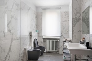 Douche, séchoir à cheveux, serviettes fournies