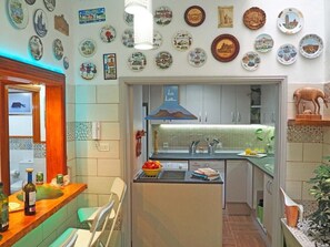 Fridge, microwave, oven, stovetop - Vacation Home "La Luz" close to the Sea with Wi-Fi (Las Palmas de Gran Canaria)