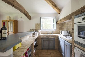 Réfrigérateur, four à micro-ondes, un four, surface de cuisson