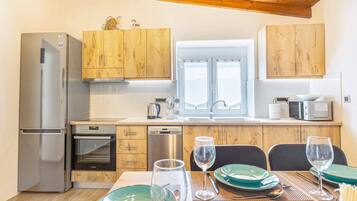 Jääkaappi, uuni, liesi, kahvin-/teenkeitin