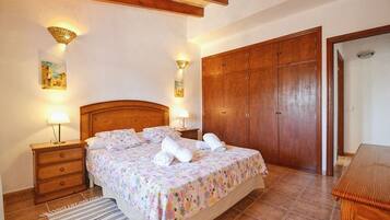 4 makuuhuonetta, silitysrauta/-lauta, ilmainen Wi-Fi, vuodevaatteet