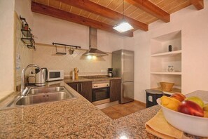 Køleskab, mikrobølgeovn, ovn, kogeplade