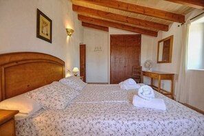 4 bedrooms, iron/ironing board, free WiFi, bed sheets - Holiday Home 'Xim Vell' with Private Pool, Private Terrace and Wi-Fi (Felanich)