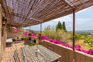 Outdoor dining - Holiday Home 'Rural House XVIII Century' with Shared Terrace, Wi-Fi and Air Conditioning (Pals)