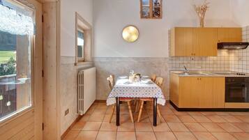 Fridge, oven, stovetop, electric kettle