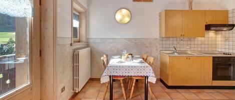 Frigorifero, forno, piano cottura, bollitore elettrico