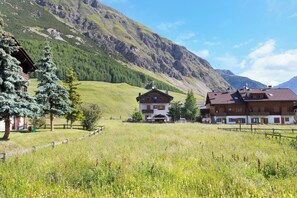 Exterior - Apartment 'Lorenza 2 Baite Giotto' with Mountain View, Shared Garden and Wi-Fi (Livigno)