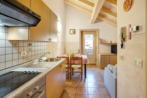 Refrigerador, horno, parrilla de estufa y tetera eléctrica 