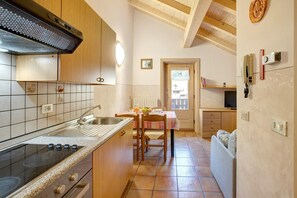 Frigorifero, forno, piano cottura, bollitore elettrico