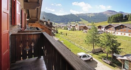 Appartement 'Appartamenti Lorenza 3 Baite Giotto' avec vue sur la montagne, jardin partagé et Wi-Fi