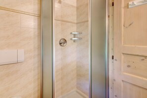 Douche, séchoir à cheveux, serviettes fournies