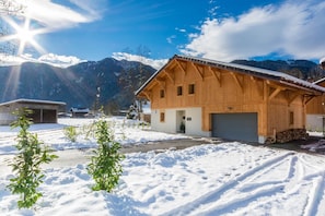 Exterior - 4 bed/5 bath detached chalet 900m to centre, hot tub, terrace and garden. (Samoëns)