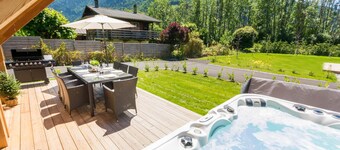 4 bed/5 bath detached chalet 900m to centre, hot tub, terrace and garden.