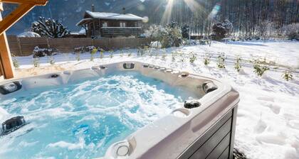 Un magnifique chalet avec spa, terrasse, jardin et vues splendides !