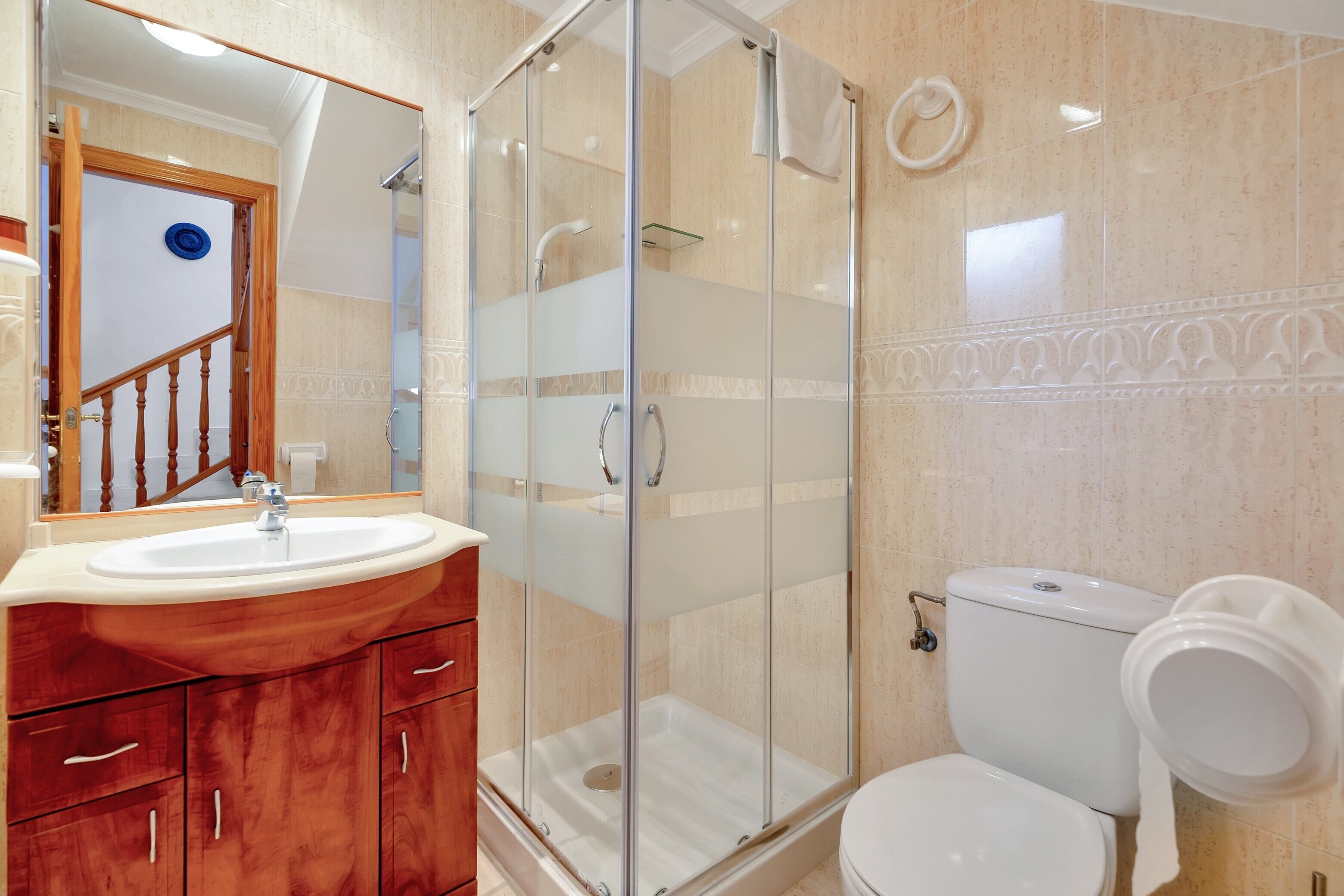 Bañera, secador de pelo y toallas