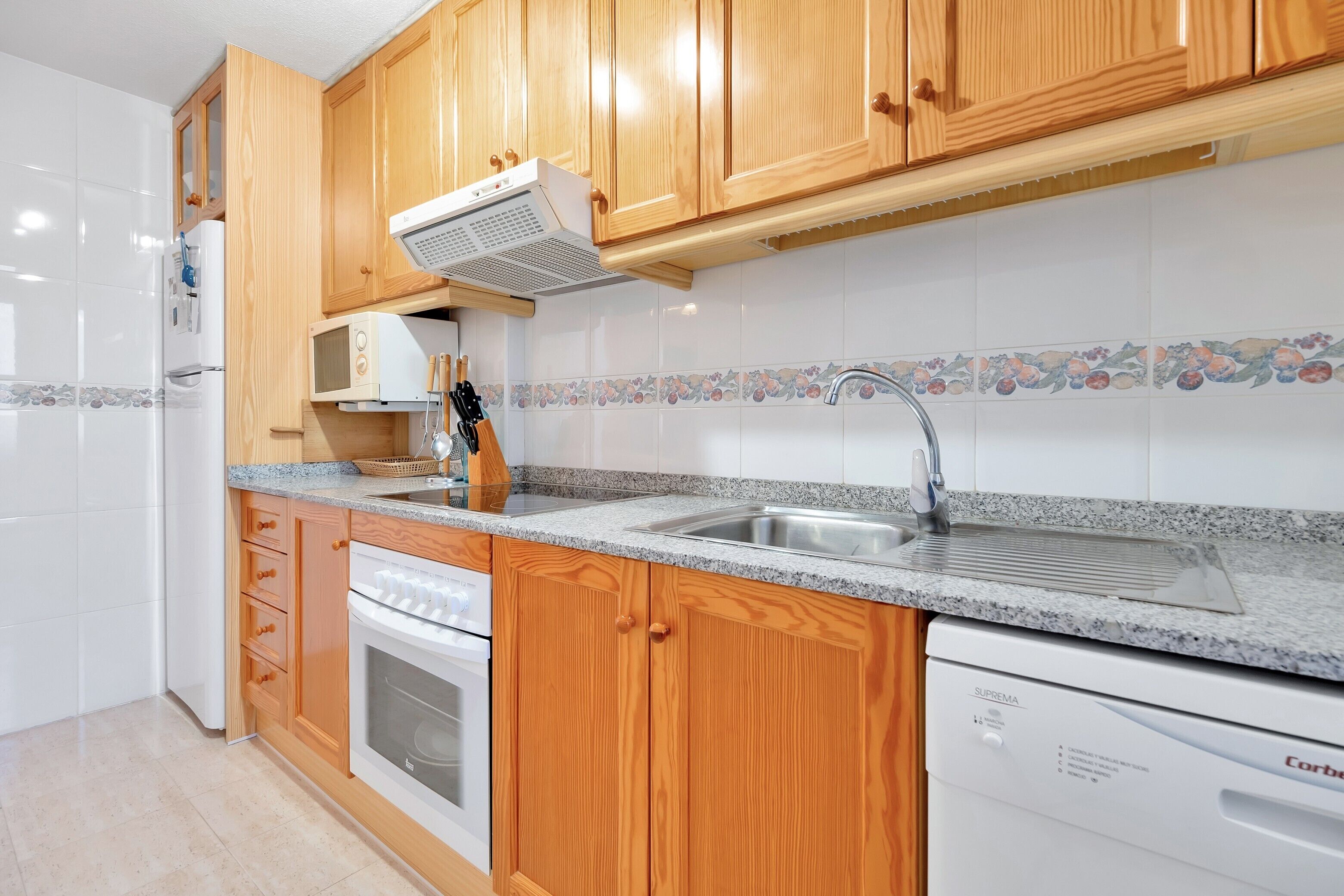 Een koelkast, een magnetron, een oven, een kookplaat