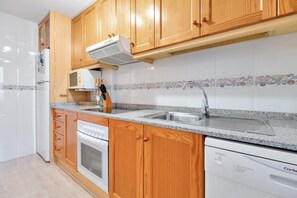 Frigorifero, microonde, forno, piano cottura