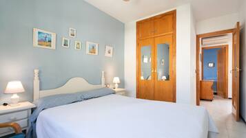 3 slaapkamers, een strijkplank/strijkijzer, gratis wifi, beddengoed