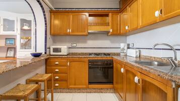 Fridge, microwave, stovetop, dishwasher