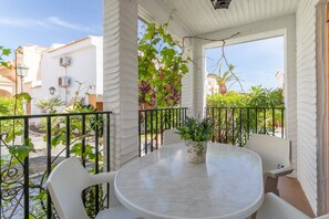 Outdoor dining - Holiday Home 'Casa en la playa con piscinas E' with Shared Pool, Wi-Fi and Air Conditioning (el Gran Alacant)