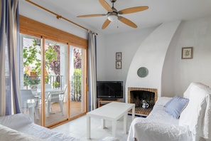 TV - Holiday Home 'Casa en la playa con piscinas E' with Shared Pool, Wi-Fi and Air Conditioning (el Gran Alacant)