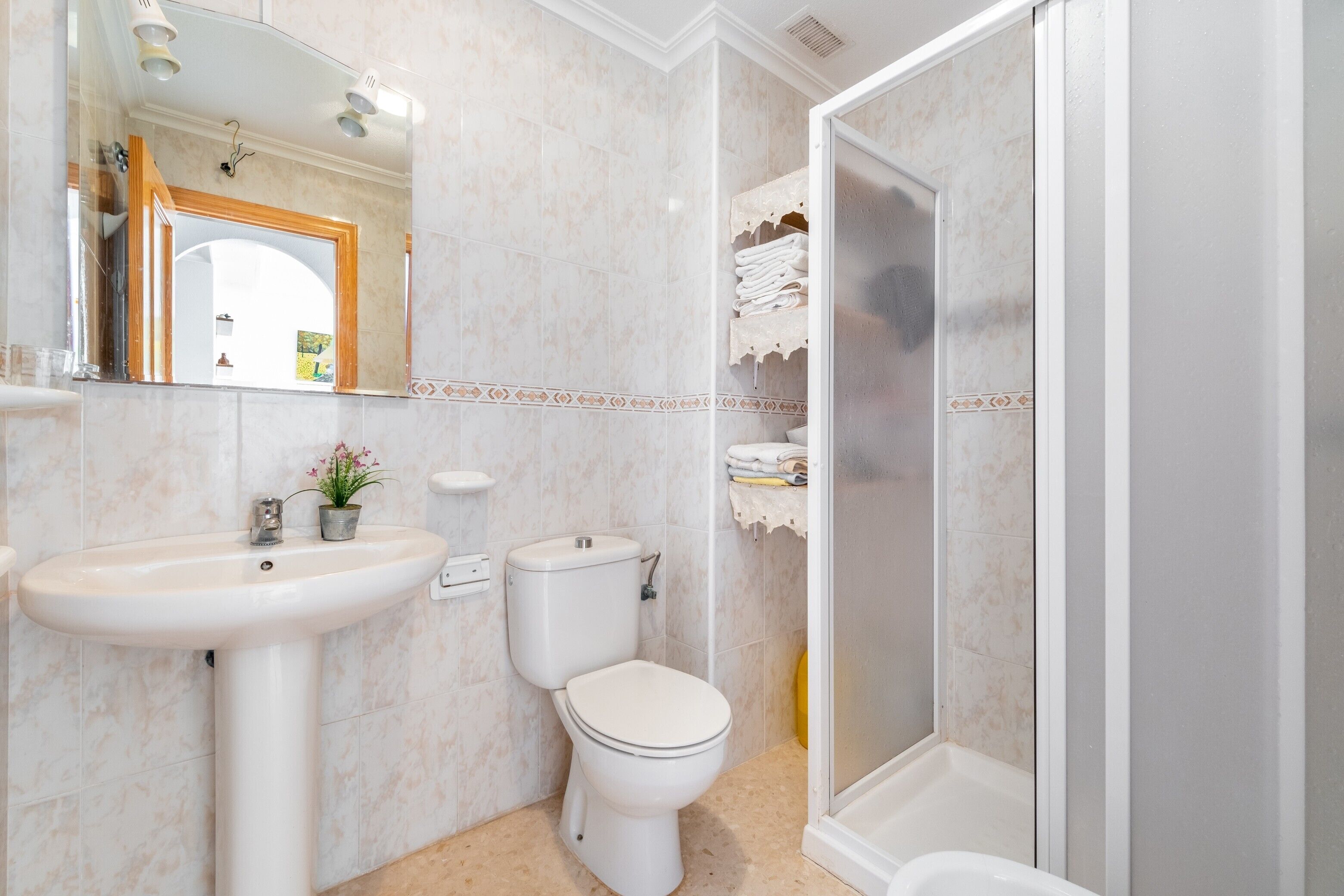 Ein Badezimmer mit Waschbecken, Toilette und Dusche.