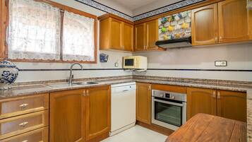 Fridge, microwave, stovetop, dishwasher