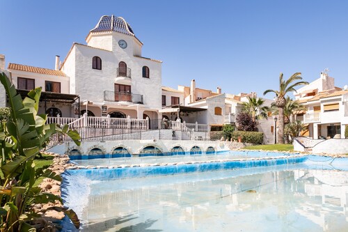 Holiday Home 'Casa Pista' with Shared Pool, Wi-Fi and Air Conditioning