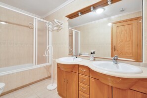 Bañera, secador de pelo, toallas