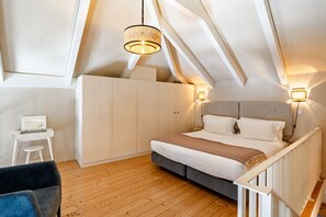 A bedroom with a bed, a desk, and a chair. - Spacious Duplex Studio for 4 w/ balcony in Center (Oporto)
