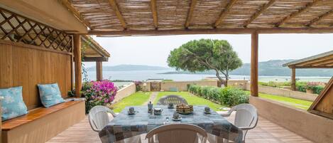 屋外ダイニングエリア