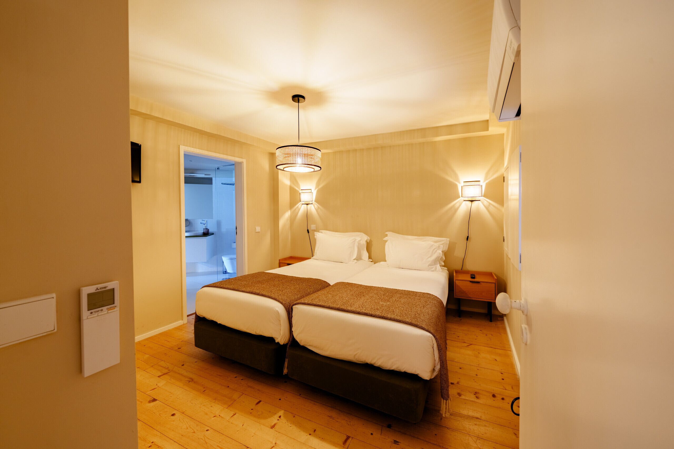 1 habitación, tabla de planchar con plancha, wifi gratis y ropa de cama 