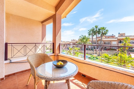 屋外ダイニングエリア. Holiday Home 'casa en la playa con piscina y terraza S.T'