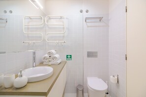 Regadera, secadora de cabello, toallas 