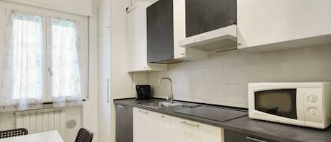 Réfrigérateur, micro-ondes, plaque de cuisson, cafetière/bouilloire