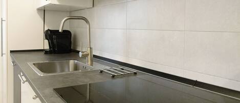 Een koelkast, een microgolfoven, een kookplaat